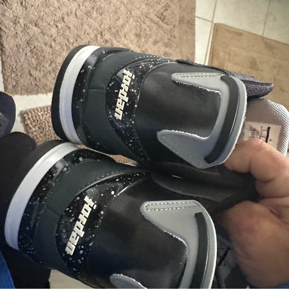 I have a clean pair of air Jordan size 9 - Picture 1 of 7